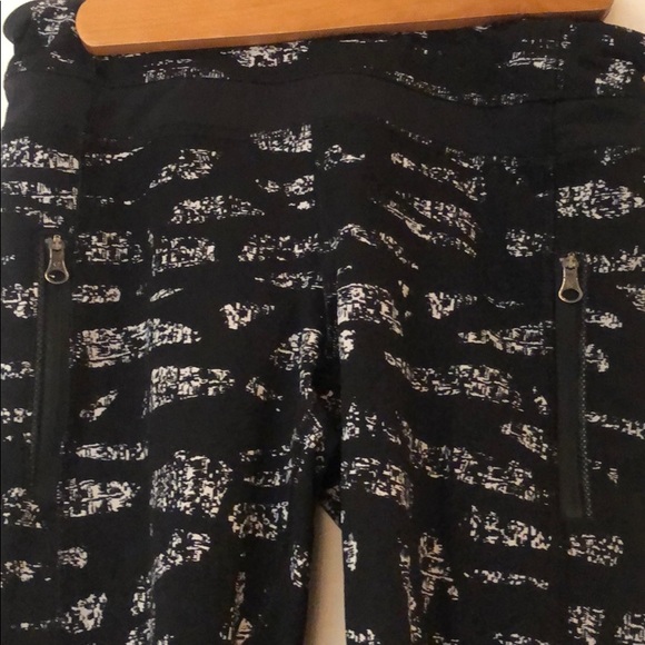 Lulu lemon pants approx 24” inseam size 6 - Picture 2 of 3